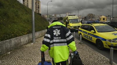 Cheiro a gás leva dois alunos de Manique do Intendente para o hospital - TVI