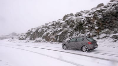 IP4, A24 e estradas da Serra da Estrela cortados devido à neve - TVI