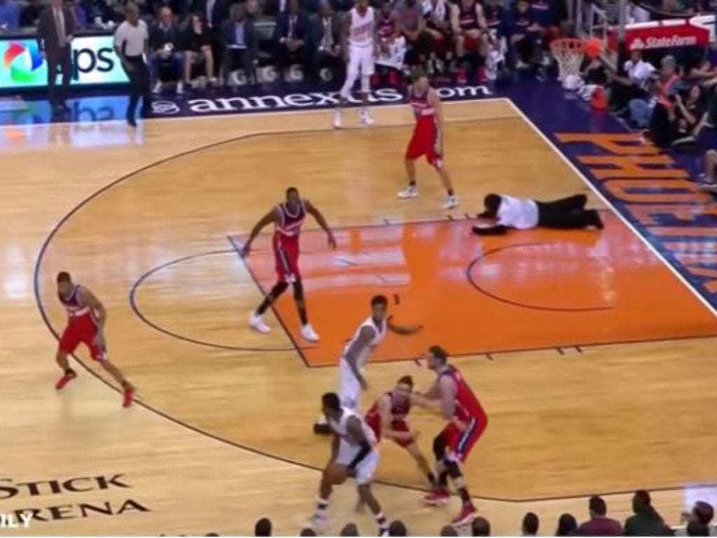 Mascote do Phoenix Suns invade o jogo (youtube)