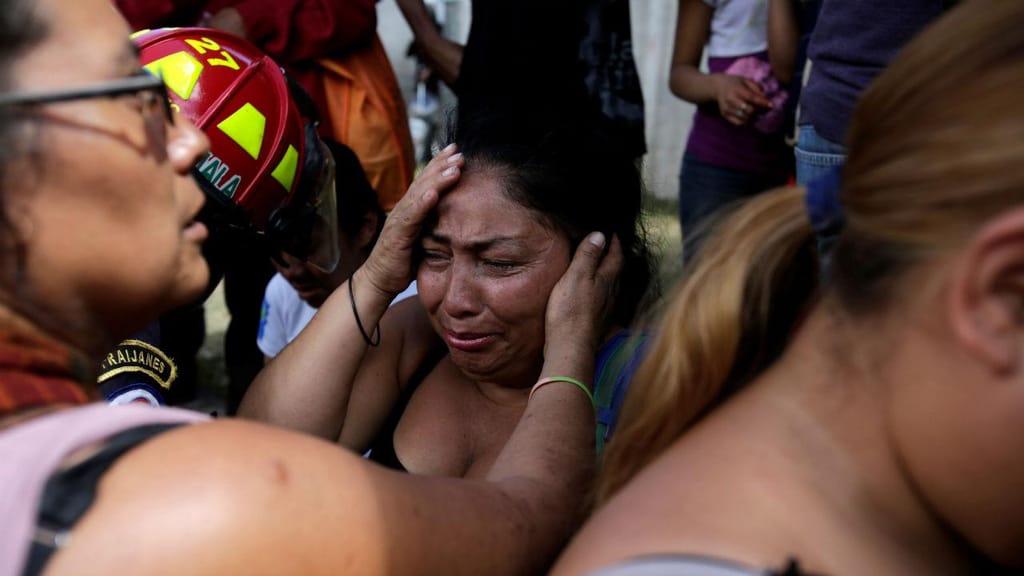 Familiares à espera de notícias após incêndio em lar de crianças na Guatemala