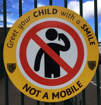 Especialistas defendem que proibir telemóveis nas escolas sem ouvir alunos não é solução - TVI