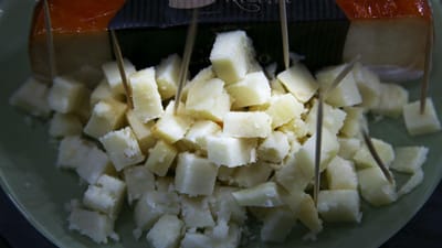 Apreendidos 200 queijos e 18 mil rótulos por alegada usurpação da denominação "Serra da Estrela" - TVI