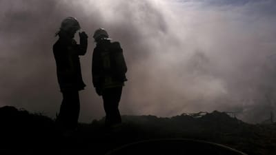 Ferido grave num incêndio em Almada - TVI
