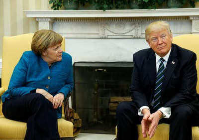 Trump recusa aperto de mão a Merkel - TVI