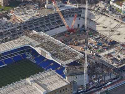 Um cachecol do West Ham nas fundações do estádio do Tottenham, será? - TVI