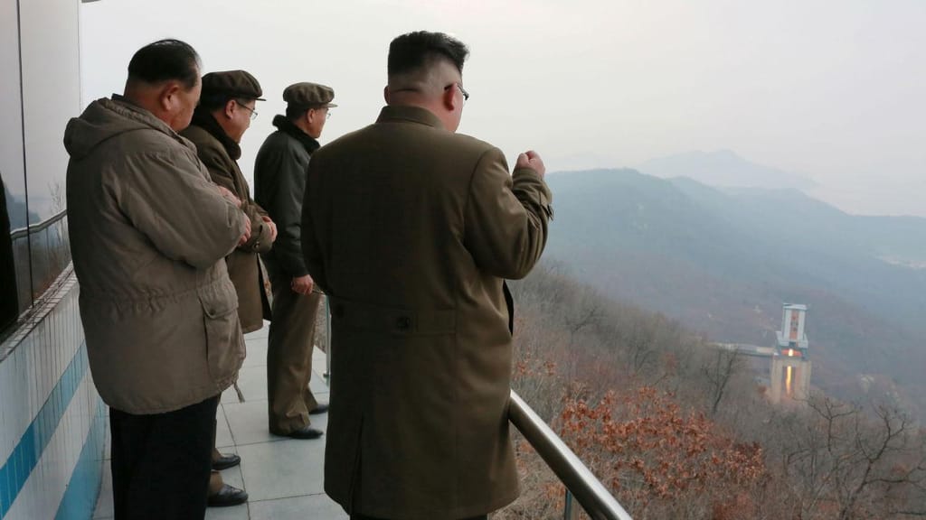 Líder da Coreia do Norte, Kim Jong Un, assiste a teste de motor de foguetão, 19 de março 2017