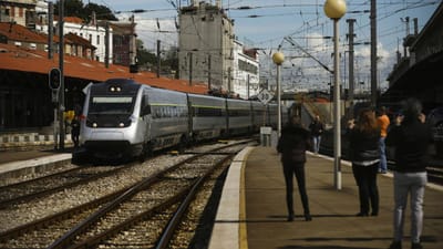 Comboios de longo curso ainda sem serviço de refeições - TVI