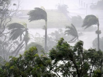 Forte ciclone fustiga várias ilhas na Austrália e provoca estragos - TVI