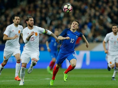 Vídeo-árbitro transforma possível empate num 0-2 no França-Espanha - TVI