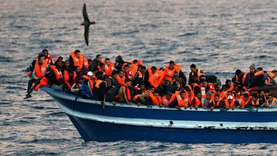 Itália recusa entrada de barco com 65 migrantes no porto de Lampedusa - TVI