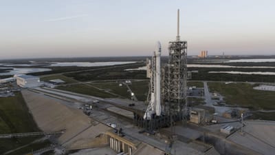 Elon Musk lança para órbita aparelho para limpar lixo espacial - TVI