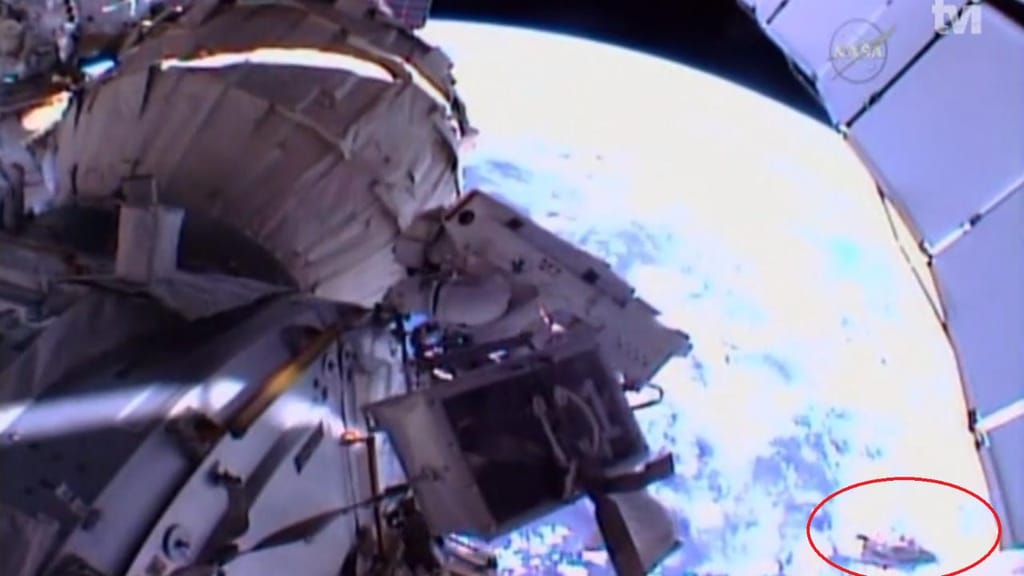 Astronautas deixam "fugir" peça da Estação Espacial Internacional
