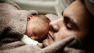 Governo quer aumentar licença de parentalidade do pai de 15 para 20 dias úteis - TVI