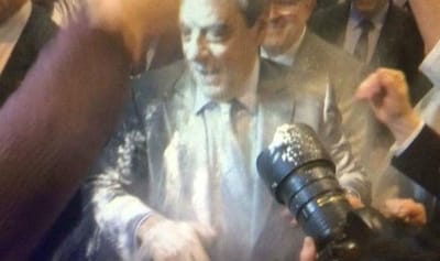 François Fillon atingido com farinha em Estrasburgo - TVI