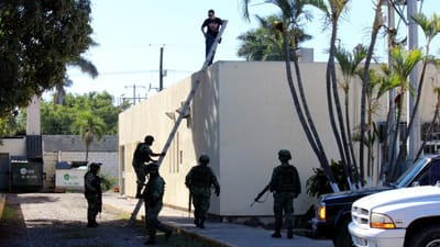 Corpo atirado de avião cai em telhado de hospital mexicano - TVI