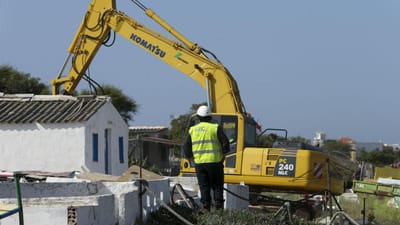 Concluída demolição de 23 casas na ilha do Farol - TVI