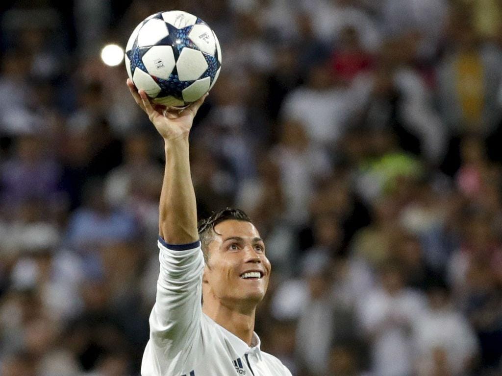Ronaldo guarda bola do «hat trick» ao Bayern (Lusa)