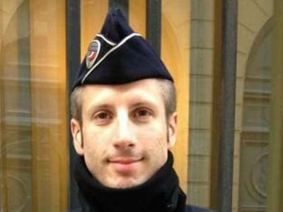 Xavier Jugelé, o polícia que morreu no ataque em Paris - TVI