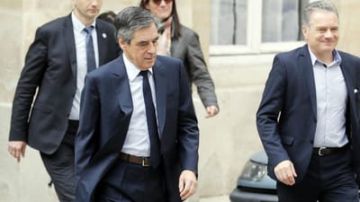 Antigo primeiro-ministro francês julgado por corrupção - TVI