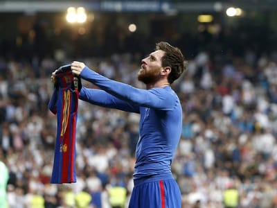 Messi estreou-se pelo Barcelona há 20 anos com o número 9 nas costas - TVI