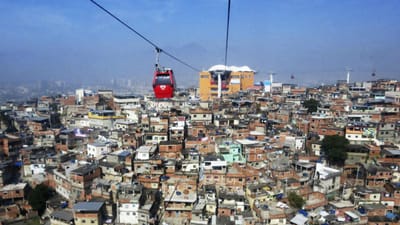 Jovem morre em favela do Rio de Janeiro após ser baleado durante distribuição de comida - TVI