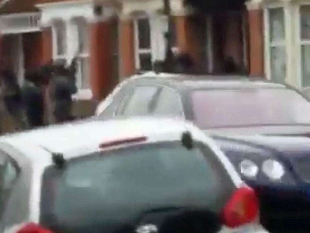 Imagem de vídeo publicado no Twitter mostra polícias armados diante de casa em Londres