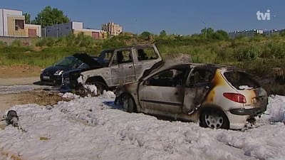 Incêndio destrói sete carros no Porto - TVI