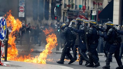 Quatro polícias feridos em confrontos em Paris - TVI