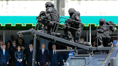 Militares da GNR vestidos de preto viraram as costas à ministra - TVI