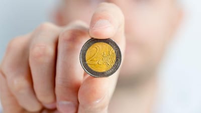 Euro sobe e aproxima-se dos 1,14 dólares - TVI