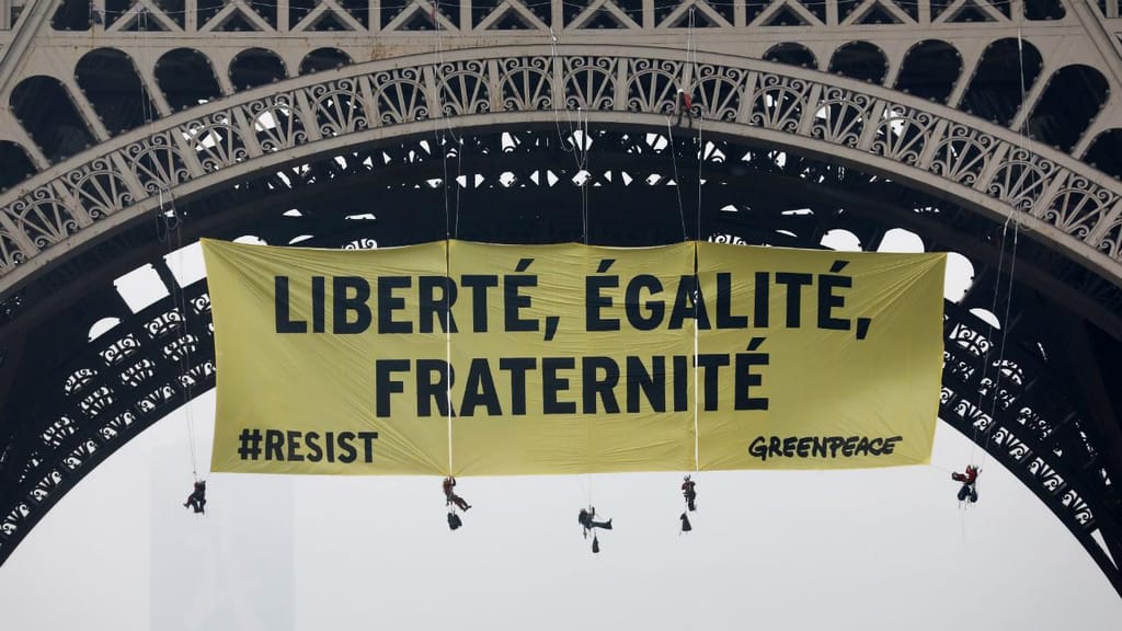 Greenpeace coloca faixa contra a Frente Nacional na Torre Eiffel 