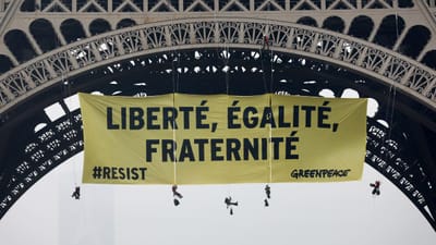 Greenpeace coloca faixa contra a Frente Nacional na Torre Eiffel - TVI