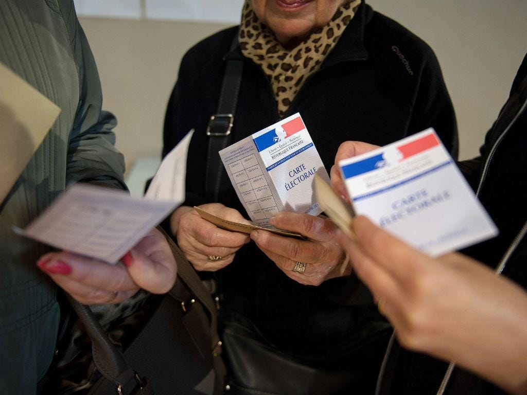 Franceses votam para a segunda volta das eleições presidenciais