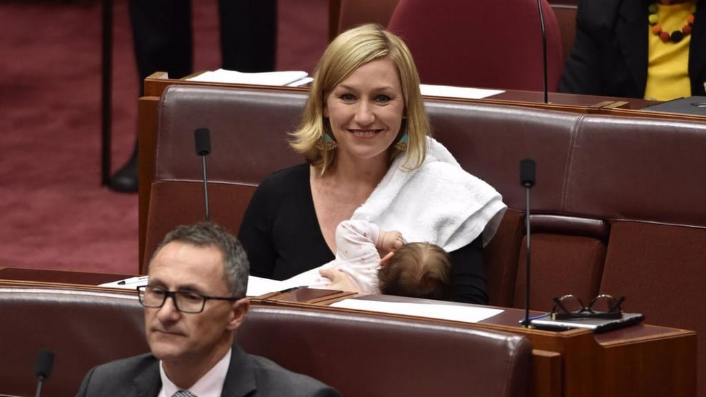 Senadora Australianda amamenta filho no parlamento