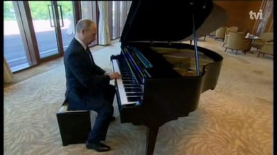 Vladimir Putin surpreende a tocar piano - TVI