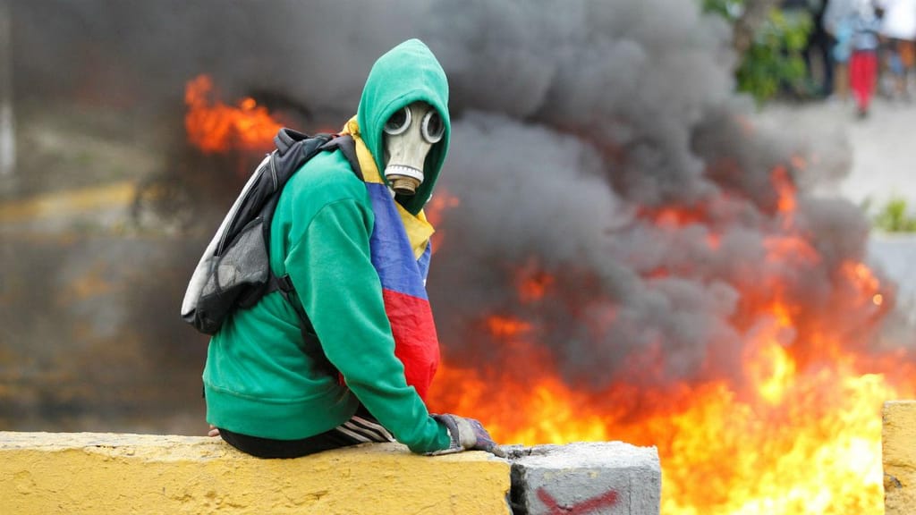 Na Venezuela, os manifestantes são criativos ao mesmo tempo que se protegem da polícia
