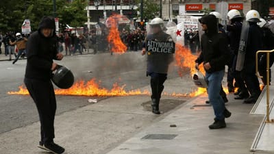 Confrontos entre polícia e manifestantes em Atenas - TVI