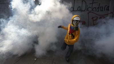 Jovem queimado vivo durante protesto da oposição na Venezuela - TVI
