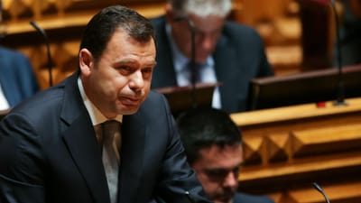 PSD acusa Governo de "viver só dos rendimentos da herança que recebeu" - TVI
