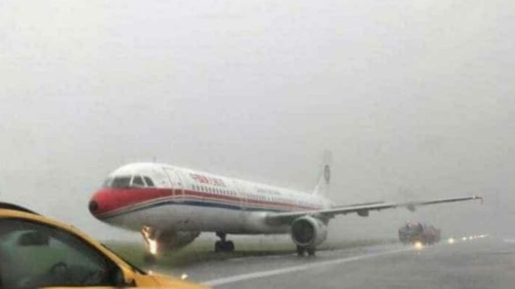 Avião sai da pista em Hong Kong
