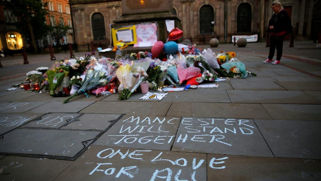 As homenagens às vítimas do ataque de Manchester que vitimou 22 pessoas