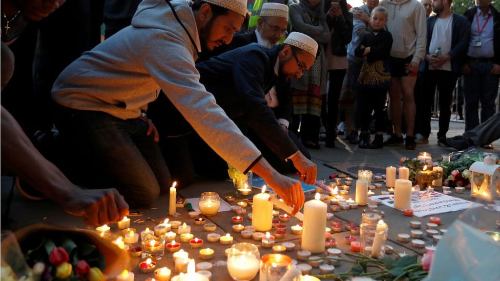 As homenagens às vítimas do ataque de Manchester que vitimou 22 pessoas