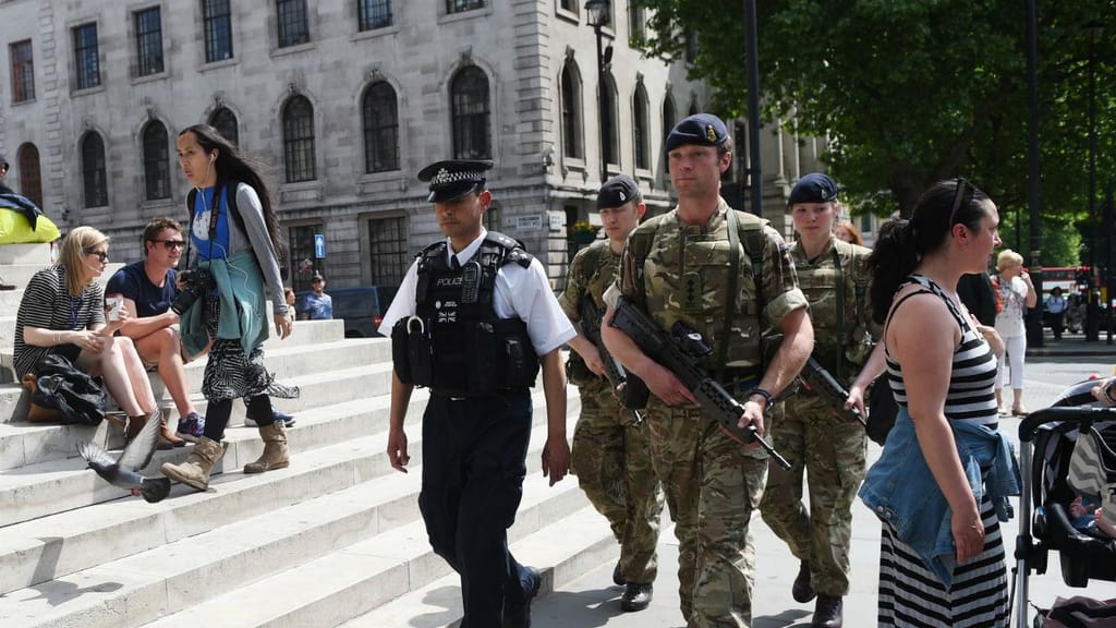 Exército patrulha as ruas do Reino Unido