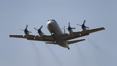 Dois caças chineses voam a 200 metros de avião militar dos Estados Unidos - TVI
