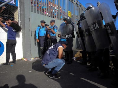 Debandada em estádio nas Honduras provoca quatro mortes - TVI