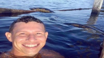 Arriscou a vida para tirar “selfie” com anaconda - TVI