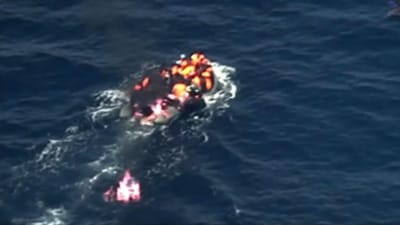 Migrantes resgatados por navio da Marinha entregues em Itália - TVI