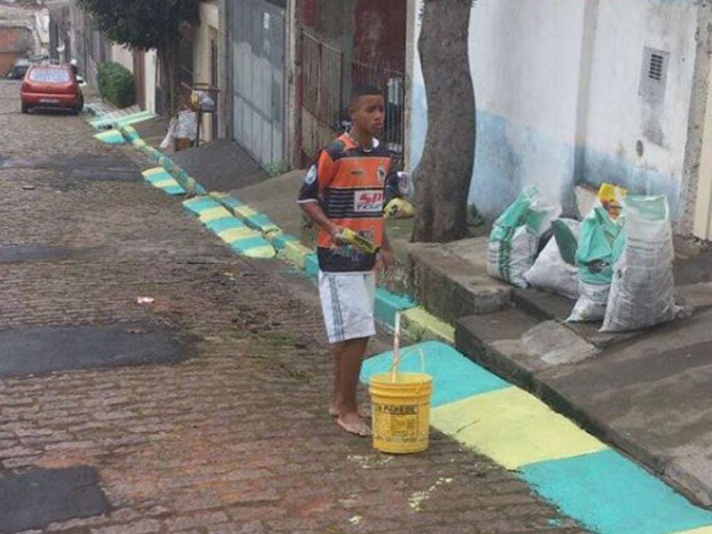 Gabriel Jesus a pintar as ruas do bairro onde vivia (fonte: Instagram)