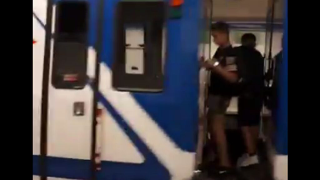 A brincadeira perigosa dos jovens no metro