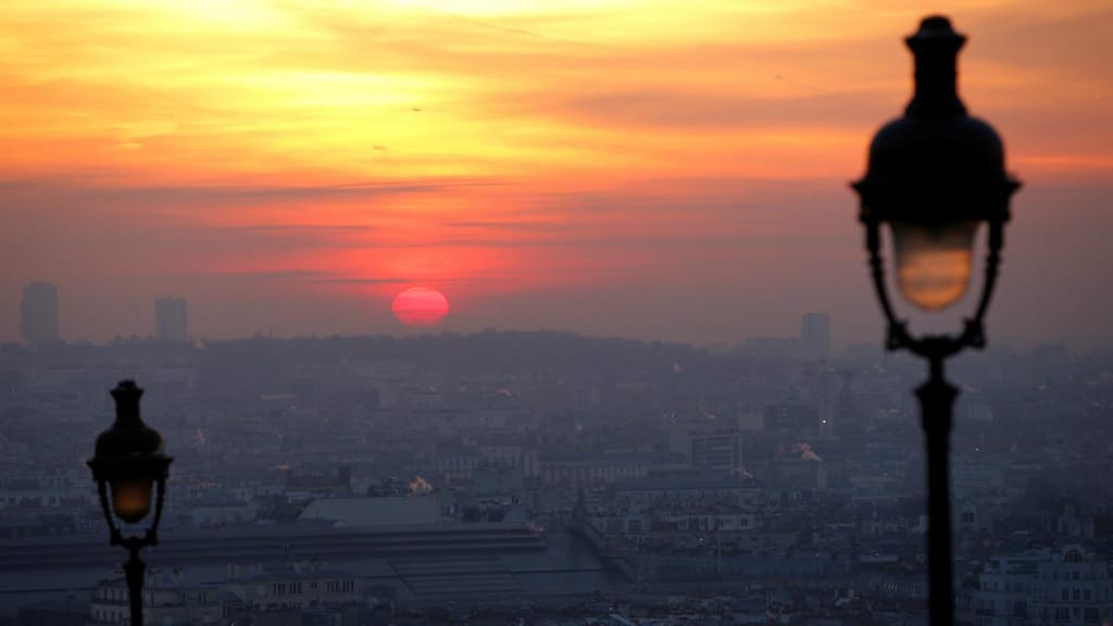Paris sobre uma nuvem de poeiras